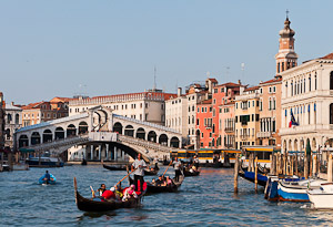 gondolas, dondoliers, Rialto Bridge/Ponte di Rialto, built 1591, Grand Canal, Venice, Italy, Europe